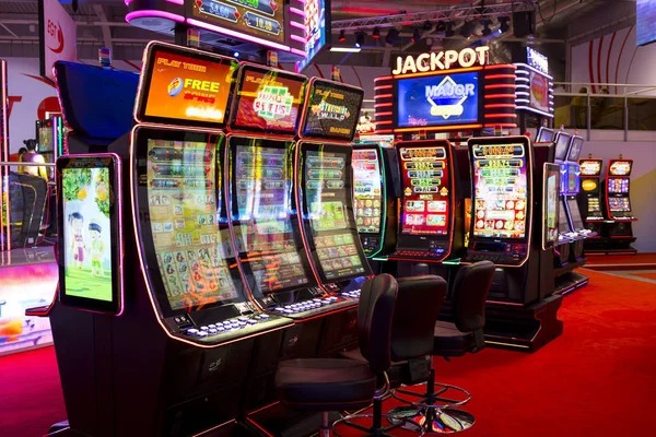 Domino QQ betting interface showing bet sliders and player positions